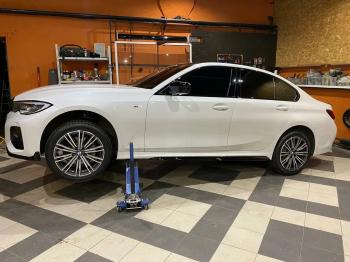 Пластиковые накладки M порогов BMW 3 серия G20 седан (2018-2022) (цвет: черный глянец)