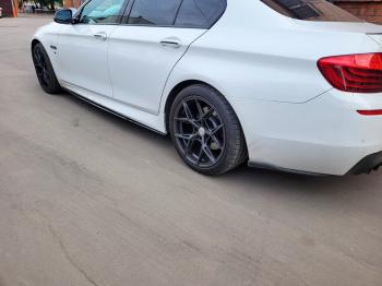 9 899 р. Пластиковые накладки М-Perfomance порогов BMW 5 серия F10 рестайлинг, седан (2013-2017) (цвет: черный глянец)  с доставкой в г. Керчь. Увеличить фотографию 2