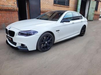 9 899 р. Пластиковые накладки М-Perfomance порогов BMW 5 серия F10 рестайлинг, седан (2013-2017) (цвет: черный глянец)  с доставкой в г. Керчь. Увеличить фотографию 4