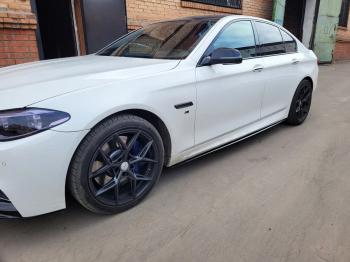 9 899 р. Пластиковые накладки М-Perfomance порогов BMW 5 серия F10 рестайлинг, седан (2013-2017) (цвет: черный глянец)  с доставкой в г. Керчь. Увеличить фотографию 5
