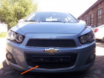 Защитная сетка радиатора в бампер Стрелка 11 Стандарт (алюминий, пластик) Chevrolet Aveo T300 хэтчбек (2011-2015)