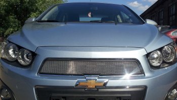 Защитная сетка решетки радиатора Стрелка 11 Стандарт (алюминий/пластик) Chevrolet Aveo  T300 (2011-2015) седан, хэтчбек (Цвет: хром)