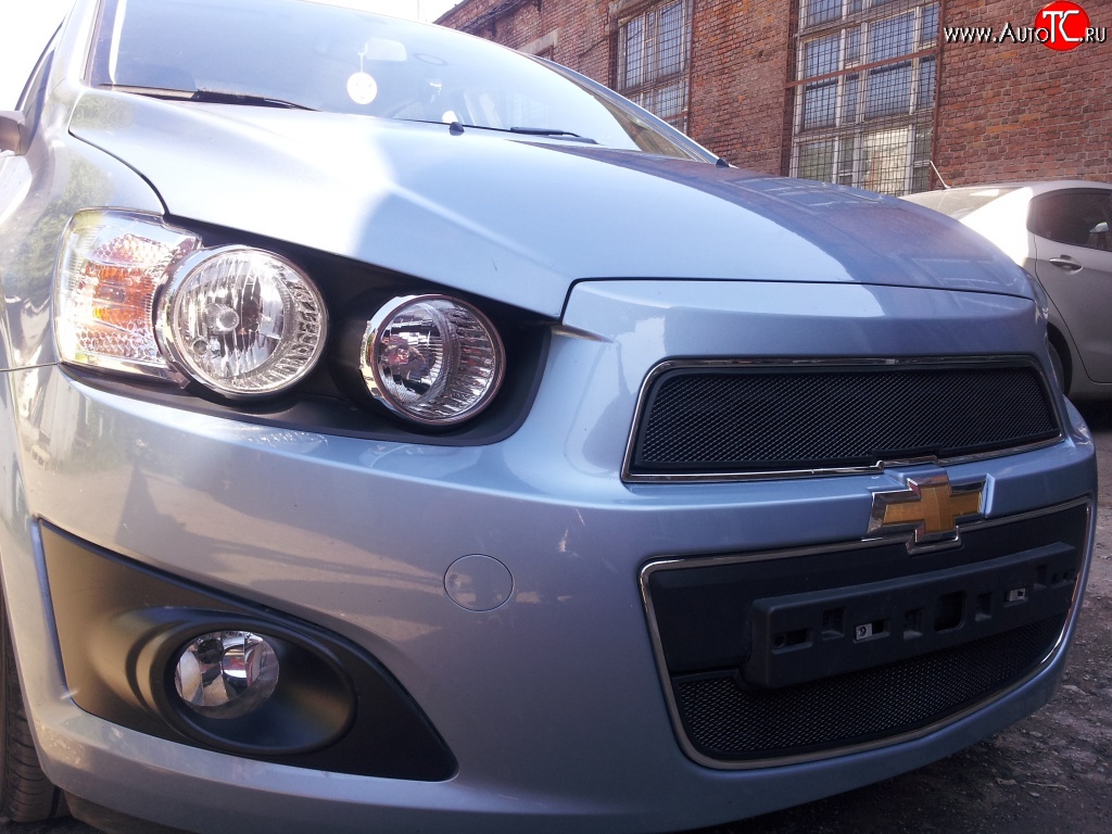 1 469 р. Сетка в решетку радиатора Russtal Chevrolet Aveo T300 седан (2011-2015) (черная)  с доставкой в г. Керчь