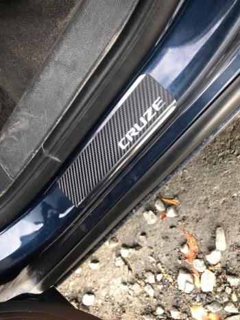 2 489 р. Накладки порожков салона INOX  Chevrolet Cruze ( HR51S,HR81S,  J300,  J305,  J308,  D2LC,  D2LC-K) (2001-2018) хэтчбек (Япония), седан дорестайлинг, хэтчбек дорестайлинг, седан рестайлинг, универсал рестайлинг, хэтчбек рестайлинг (нержавеющая сталь + карбон)  с доставкой в г. Керчь. Увеличить фотографию 7