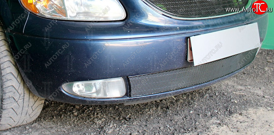 4 649 р. Защитная сетка радиатора в бампер Стрелка 11 Премиум (алюминий) Chrysler Voyager RG минивэн дорестайлинг (2000-2004) (Цвет: черный)  с доставкой в г. Керчь