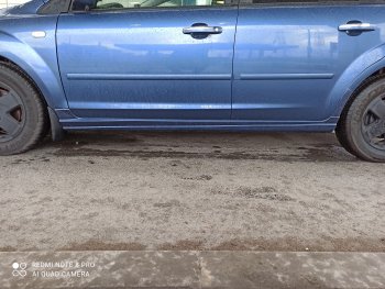 Пороги накладки Autodemic (установка под штатный брызговик) Ford Focus  2 (2004-2011)  седан дорестайлинг, универсал дорестайлинг, хэтчбэк 5 дв. дорестайлинг, седан рестайлинг, универсал рестайлинг, хэтчбэк 5 дв. рестайлинг (Текстурная поверхность)