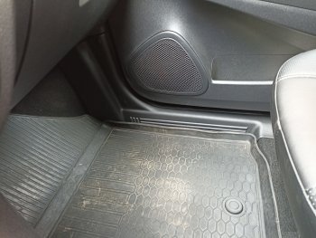 1 359 р. Накладки на ковролин Petroil Tuning  Renault Kaptur (2016-2025) дорестайлинг, рестайлинг (Передние)  с доставкой в г. Керчь. Увеличить фотографию 3