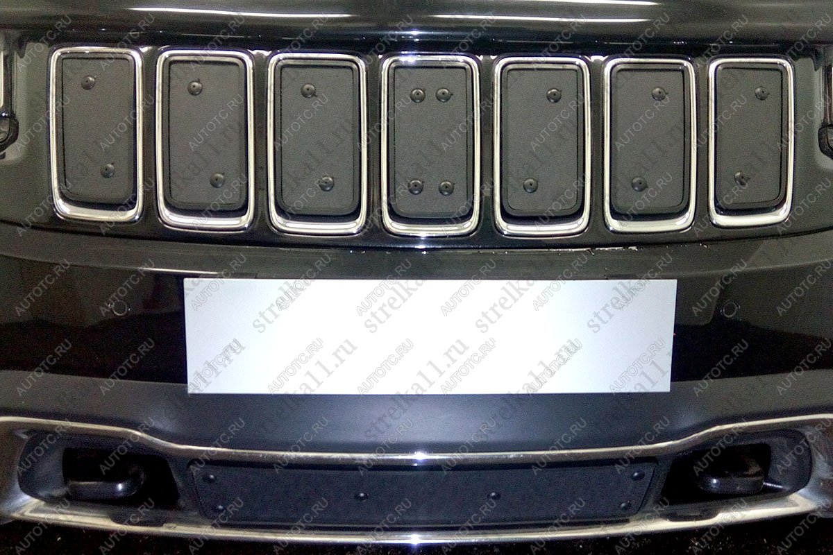 7 649 р. Зимняя заглушка решетки радиатора (Laredo, Limited) Стрелка11  Jeep Grand Cherokee  WK2 (2013-2018) 1-ый рестайлинг (с защитной сеткой для установки, хром)  с доставкой в г. Керчь