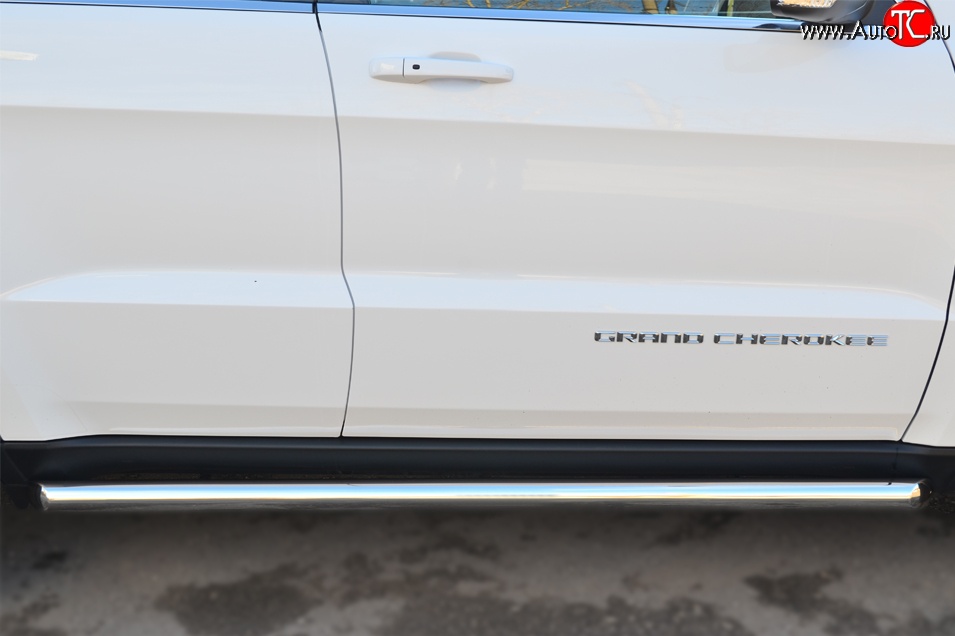 70 999 р. Защита порогов из круглой трубы диаметром 63 мм Russtal Jeep Grand Cherokee WK2 дорестайлинг (2010-2013) (Защита порогов с со скосами на торцах (вариант 1))  с доставкой в г. Керчь