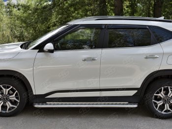 24 649 р. Порожки для ног SLITKOFF (Ø42 мм)  KIA Seltos (2019-2025) (Лист алюминиевый, труба - нержавейка)  с доставкой в г. Керчь. Увеличить фотографию 2