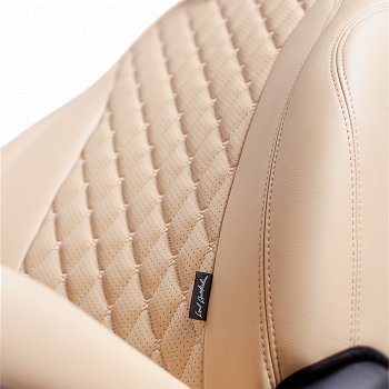 12 599 р. Чехлы для сидений Lord Autofashion Байрон (экокожа, 60/40, 3 Г-образных подголовника)  KIA Seltos (2019-2025) (Бежевый, вставка бежевая, строчка бежевая)  с доставкой в г. Керчь. Увеличить фотографию 3
