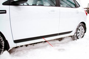 Молдинг двери RA (вариант 1, передний левый) KIA Rio  3 QB (2011-2017) дорестайлинг седан, дорестайлингхэтчбек5дв., рестайлинг седан, рестайлингхэтчбек5дв. (Поверхность шагрень)