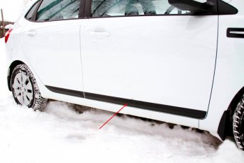 Молдинг двери RA (вариант 1, передний правый) KIA Rio  3 QB (2011-2017) дорестайлинг седан, дорестайлингхэтчбек5дв., рестайлинг седан, рестайлингхэтчбек5дв. (Поверхность шагрень)
