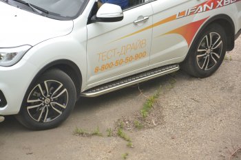 26 349 р. Порожки для ног из трубы Ø51 с алюминиевой площадкой Petroil Tuning Lifan X60 2-ой рестайлинг (2016-2025) (Нержавеющая полированная сталь)  с доставкой в г. Керчь. Увеличить фотографию 2