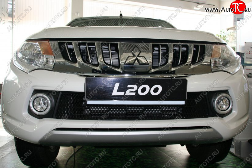 1 689 р. Сетка в бампер внешняя Arbori Mitsubishi L200 5 KK,KL дорестайлинг (2015-2019) (Черная 15 мм)  с доставкой в г. Керчь