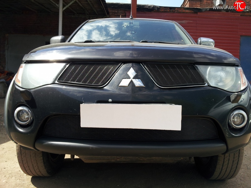 4 649 р. Сетка на бампер Russtal (черная) Mitsubishi L200 4  дорестайлинг (2006-2014)  с доставкой в г. Керчь