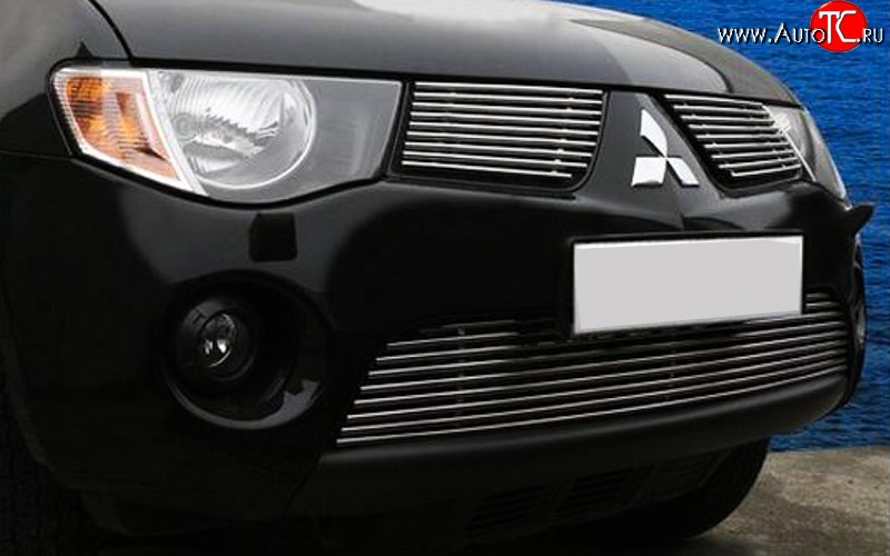 4 899 р. Декоративная вставка решетки радиатора Berkut Mitsubishi Outlander XL (CW)  дорестайлинг (2005-2009)  с доставкой в г. Керчь