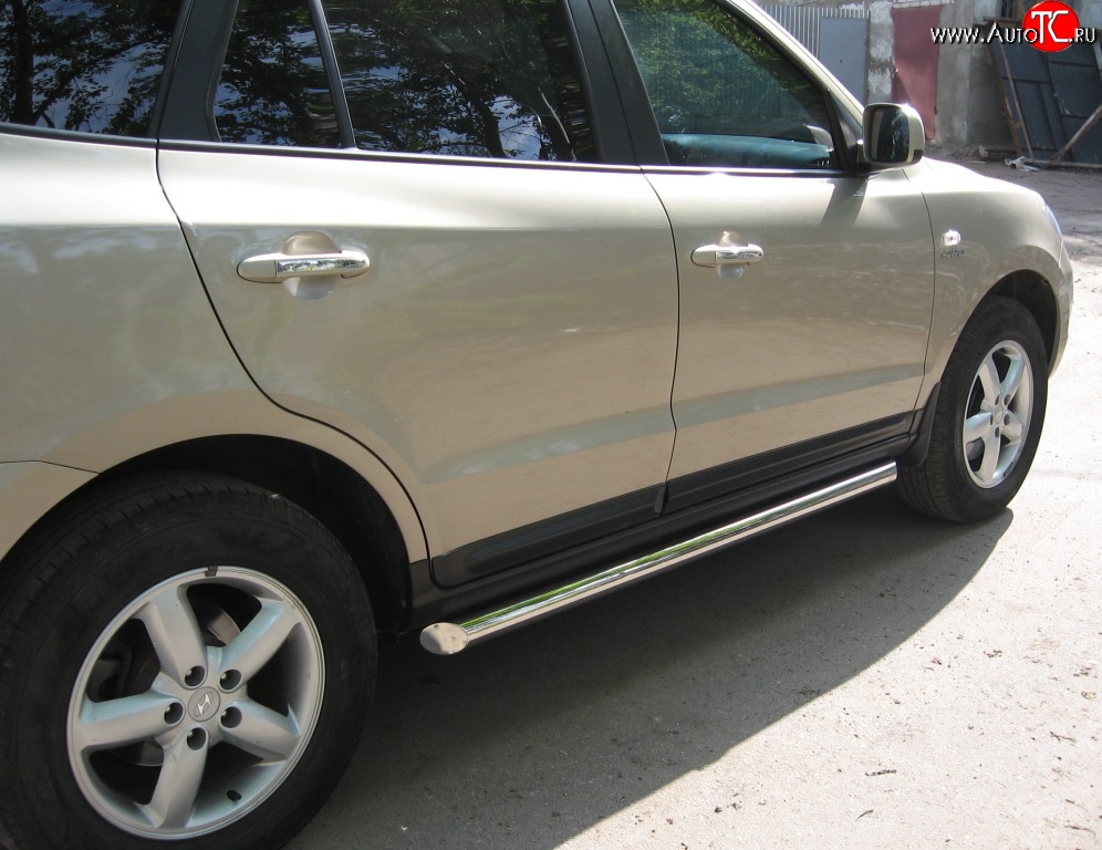 14 449 р. Защита порогов Russtal из круглой трубы диаметром 63 мм Hyundai Santa Fe CM дорестайлинг (2006-2009) (Защита порогов с со скосами на торцах (вариант 1))  с доставкой в г. Керчь