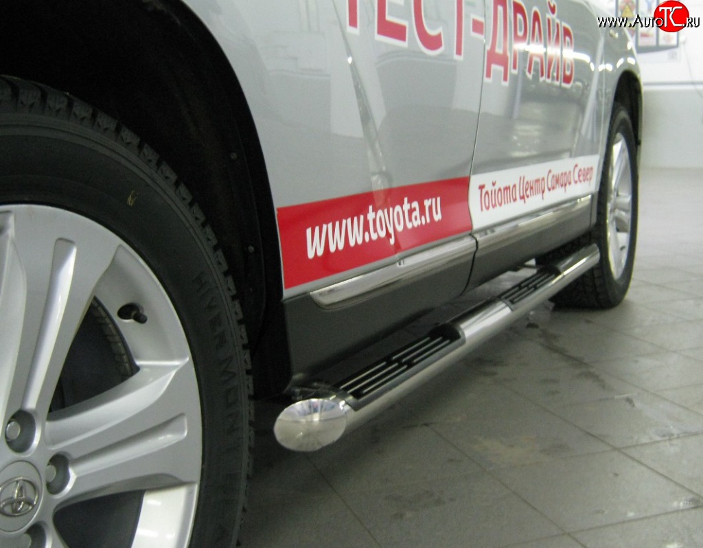 83 999 р. Защита порогов Russtal из трубы d76 мм с пластиковыми вставками для ног Toyota Highlander XU40 рестайлинг (2010-2013) (Защита порогов с со скосами на торцах (вариант 1))  с доставкой в г. Керчь