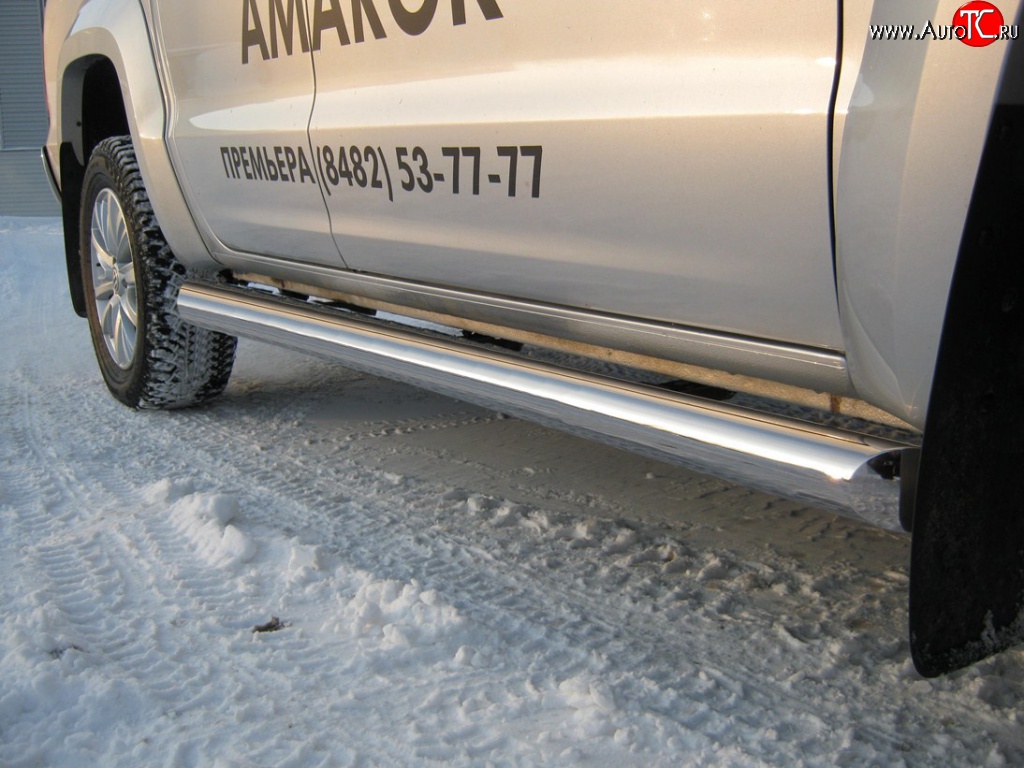 16 649 р. Защита порогов Russtal из круглой трубы диаметром 76 мм Volkswagen Amarok дорестайлинг (2009-2016) (Защита порогов с со скосами на торцах (вариант 1))  с доставкой в г. Керчь