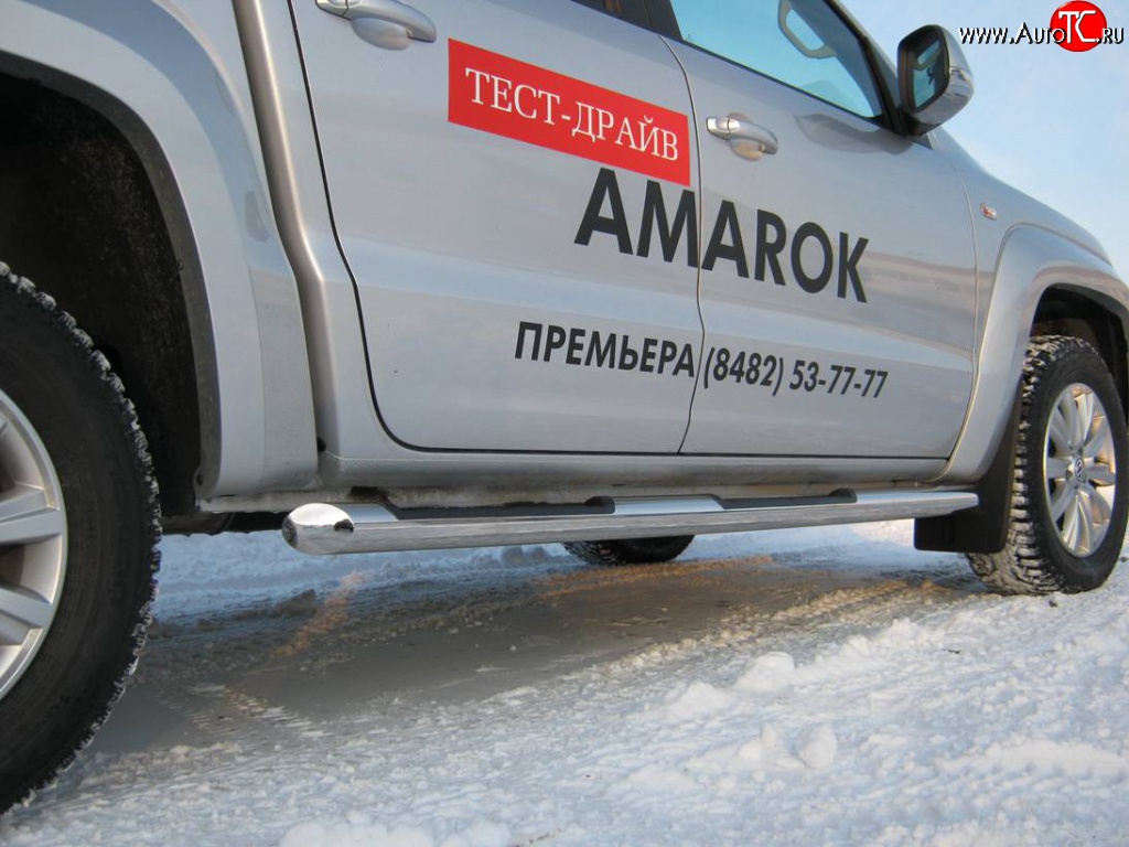 13 599 р. Защита порогов Russtal из трубы d76 мм с пластиковыми вставками для ног Volkswagen Amarok дорестайлинг (2009-2016) (Защита порогов с со скосами на торцах (вариант 1))  с доставкой в г. Керчь