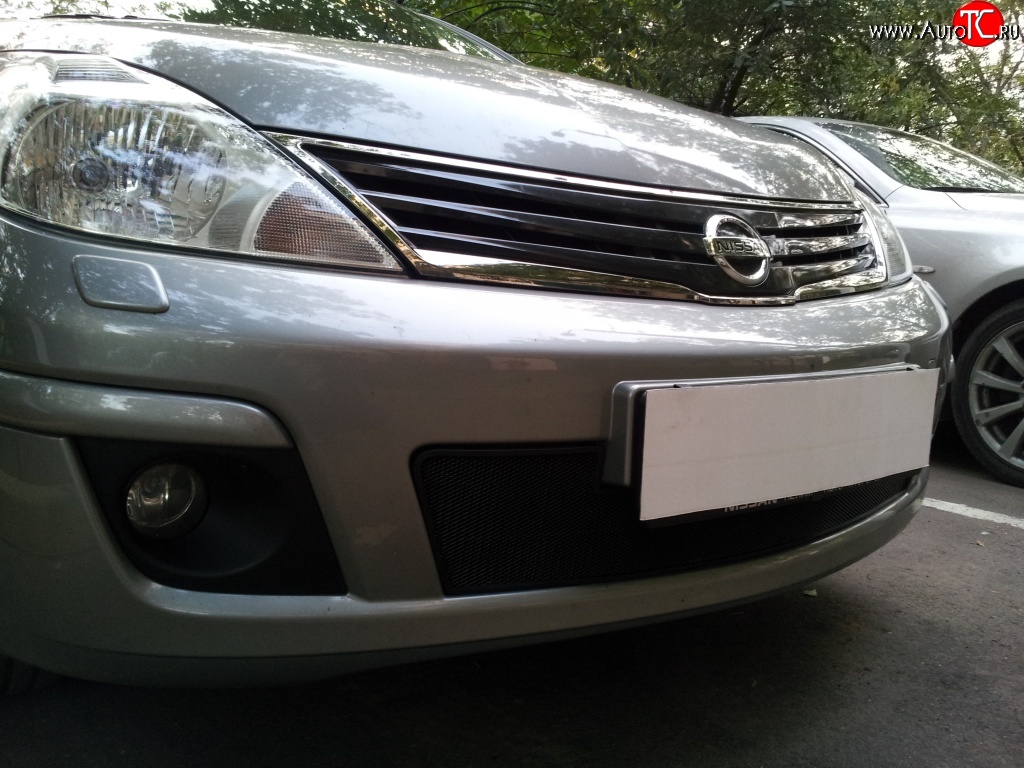 1 839 р. Сетка на бампер Russtal (черная) Nissan Tiida 1 седан C11 рестайлинг (2010-2014)  с доставкой в г. Керчь