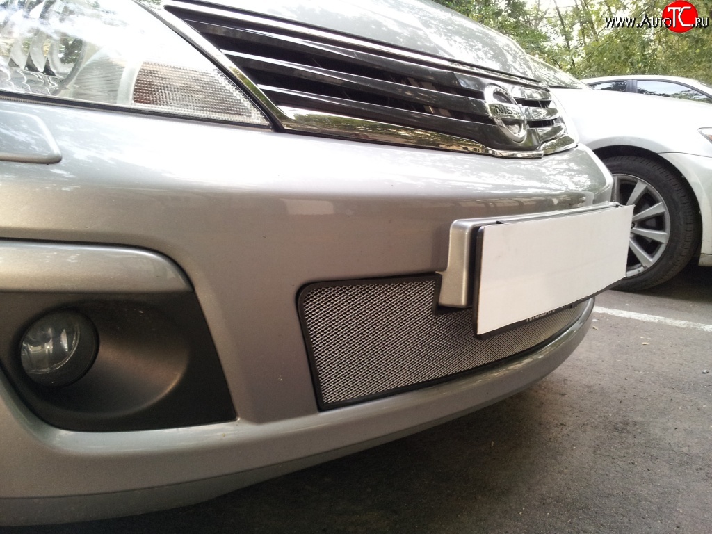 1 539 р. Сетка на бампер Russtal (хром) Nissan Tiida 1 седан C11 рестайлинг (2010-2014)  с доставкой в г. Керчь