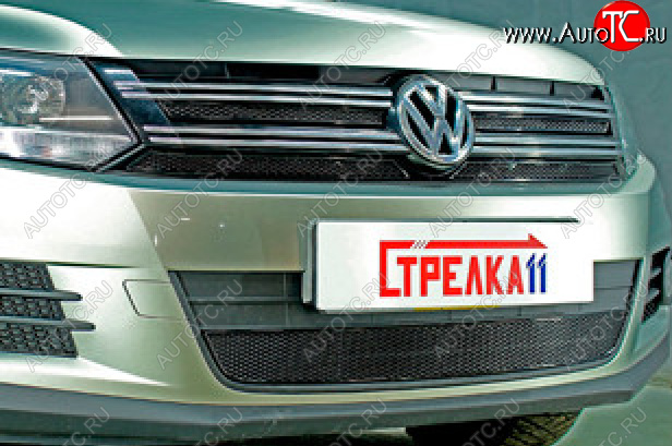 6 849 р. Защитная сетка в бампер (верх, 4 части, ячейка 4х10 мм) Стрелка11 Премиум Volkswagen Tiguan NF рестайлинг (2011-2017) (Чёрная)  с доставкой в г. Керчь