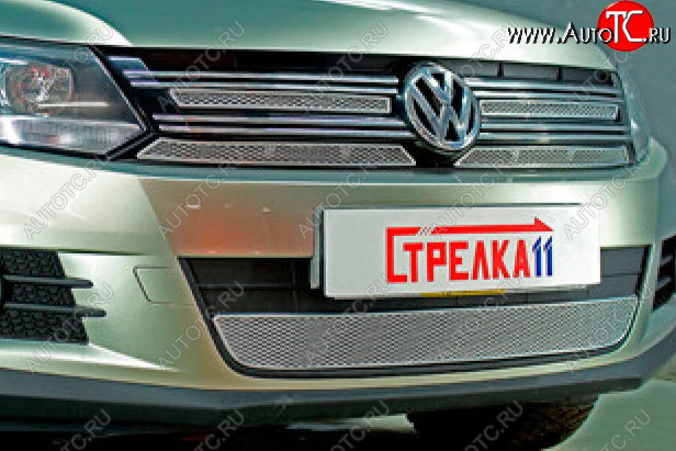 6 999 р. Защитная сетка в бампер (верх, 4 части, ячейка 4х10 мм) Стрелка11 Премиум  Volkswagen Tiguan  NF (2011-2017) рестайлинг (Хром)  с доставкой в г. Керчь