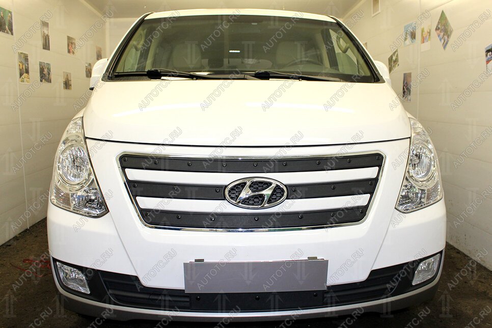 1 479 р. Зимняя заглушка решетки радиатора (4 части, верх) Стрелка11 Hyundai Starex/Grand Starex/H1 TQ рестайлинг (2014-2018) (черная)  с доставкой в г. Керчь