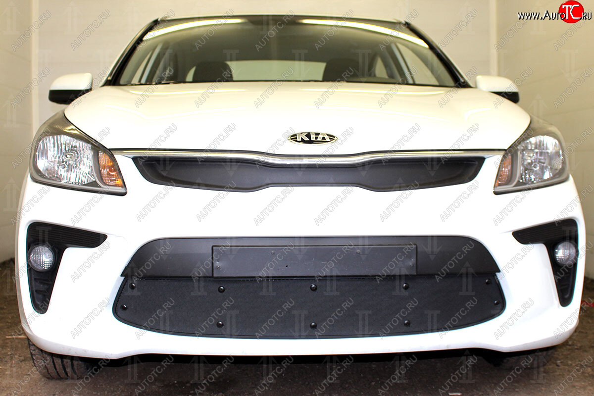 3 179 р. Защитная сетка в бампер (верх, заглушка без сот) Alfeco Стандарт KIA Rio 4 FB дорестайлинг седан (2016-2020) (Чёрная)  с доставкой в г. Керчь
