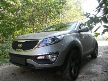 3 169 р. Защитная сетка в бампер (верх, ячейка 3х7 мм) Alfeco Стандарт  KIA Sportage  3 SL (2010-2014) дорестайлинг (Чёрная)  с доставкой в г. Керчь. Увеличить фотографию 3