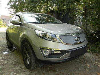3 399 р. Защитная сетка в бампер (верх, ячейка 3х7 мм) Alfeco Стандарт  KIA Sportage  3 SL (2014-2016) рестайлинг (Хром)  с доставкой в г. Керчь. Увеличить фотографию 2