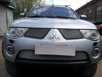 3 079 р. Защитная сетка в бампер (верх, 2 части, ячейка 3х7 мм) Alfeco Стандарт Mitsubishi L200 4  дорестайлинг (2006-2014) (Хром)  с доставкой в г. Керчь. Увеличить фотографию 3