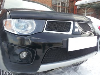 3 169 р. Защитная сетка в бампер (низ, ячейка 3х7 мм) Alfeco Стандарт Mitsubishi L200 4  дорестайлинг (2006-2014) (Чёрная)  с доставкой в г. Керчь. Увеличить фотографию 3