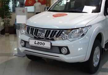 3 149 р. Защитная сетка в бампер (низ, ячейка 3х7 мм) Alfeco Стандарт  Mitsubishi L200  5 KK,KL (2015-2019) дорестайлинг (Хром)  с доставкой в г. Керчь. Увеличить фотографию 2