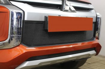 3 499 р. Защитная сетка в бампер (середина, ячейка 3х7 мм) Alfeco Стандарт  Mitsubishi L200  5 KK,KL (2018-2022) рестайлинг (Чёрная)  с доставкой в г. Керчь. Увеличить фотографию 2