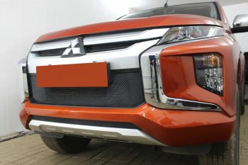 3 499 р. Защитная сетка в бампер (середина, ячейка 3х7 мм) Alfeco Стандарт  Mitsubishi L200  5 KK,KL (2018-2022) рестайлинг (Чёрная)  с доставкой в г. Керчь. Увеличить фотографию 3