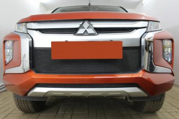 Защитная сетка в бампер (середина, ячейка 3х7 мм) Alfeco Стандарт Mitsubishi L200  5 KK,KL (2018-2022) рестайлинг (Чёрная)