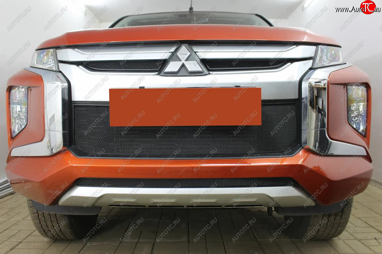 3 499 р. Защитная сетка в бампер (середина, ячейка 3х7 мм) Alfeco Стандарт  Mitsubishi L200  5 KK,KL (2018-2022) рестайлинг (Чёрная)  с доставкой в г. Керчь