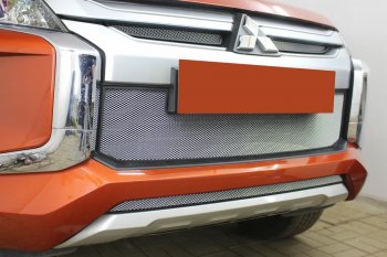3 699 р. Защитная сетка в бампер (середина, ячейка 3х7 мм) Alfeco Стандарт  Mitsubishi L200  5 KK,KL (2018-2022) рестайлинг (Хром)  с доставкой в г. Керчь. Увеличить фотографию 2