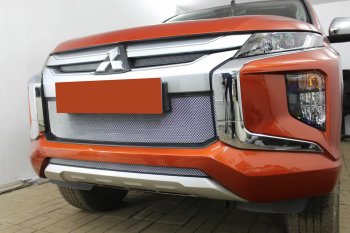 3 699 р. Защитная сетка в бампер (середина, ячейка 3х7 мм) Alfeco Стандарт  Mitsubishi L200  5 KK,KL (2018-2022) рестайлинг (Хром)  с доставкой в г. Керчь. Увеличить фотографию 3