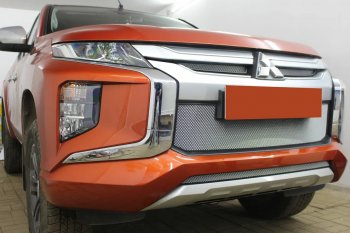 3 699 р. Защитная сетка в бампер (середина, ячейка 3х7 мм) Alfeco Стандарт  Mitsubishi L200  5 KK,KL (2018-2022) рестайлинг (Хром)  с доставкой в г. Керчь. Увеличить фотографию 4