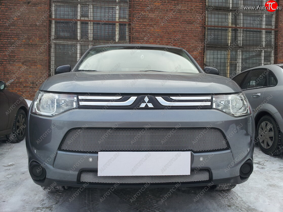 6 349 р. Защитная сетка в бампер (2 части, ячейка 3х7 мм) Alfeco Стандарт Mitsubishi Outlander GF дорестайлинг (2012-2014) (Хром)  с доставкой в г. Керчь