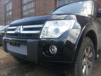 3 299 р. Защитная сетка в бампер (низ, ячейка 3х7 мм) Стрелка11 Стандарт Mitsubishi Pajero 4 V80 дорестайлинг (2006-2011) (Хром)  с доставкой в г. Керчь. Увеличить фотографию 2