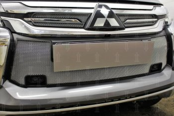 3 799 р. Защитная сетка в бампер (верх, ячейка 3х7 мм) Стрелка11 Премиум Mitsubishi Pajero Sport QE дорестайлинг (2015-2021) (Хром)  с доставкой в г. Керчь. Увеличить фотографию 2