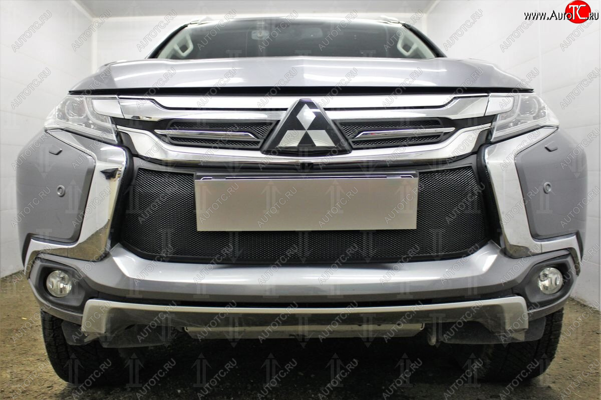 4 299 р. Защитная сетка в бампер (низ, ячейка 3х7 мм) Стрелка11 Стандарт Mitsubishi Pajero Sport QE дорестайлинг (2015-2021) (Чёрная)  с доставкой в г. Керчь