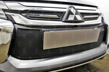 4 299 р. Защитная сетка в бампер (низ, ячейка 3х7 мм) Стрелка11 Стандарт Mitsubishi Pajero Sport QE дорестайлинг (2015-2021) (Чёрная)  с доставкой в г. Керчь. Увеличить фотографию 2