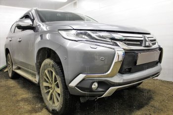 4 649 р. Защитная сетка в бампер (низ, с парктроником, ячейка 3х7 мм) Стрелка11 Стандарт Mitsubishi Pajero Sport QE дорестайлинг (2015-2021) (Чёрная)  с доставкой в г. Керчь. Увеличить фотографию 4