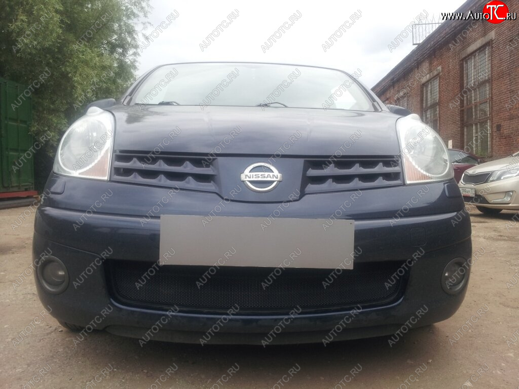 2 999 р. Защитная сетка в бампер (низ, ячейка 3х7 мм) Стрелка11 Стандарт Nissan Note 1 E11 дорестайлинг (2004-2008) (Чёрная)  с доставкой в г. Керчь